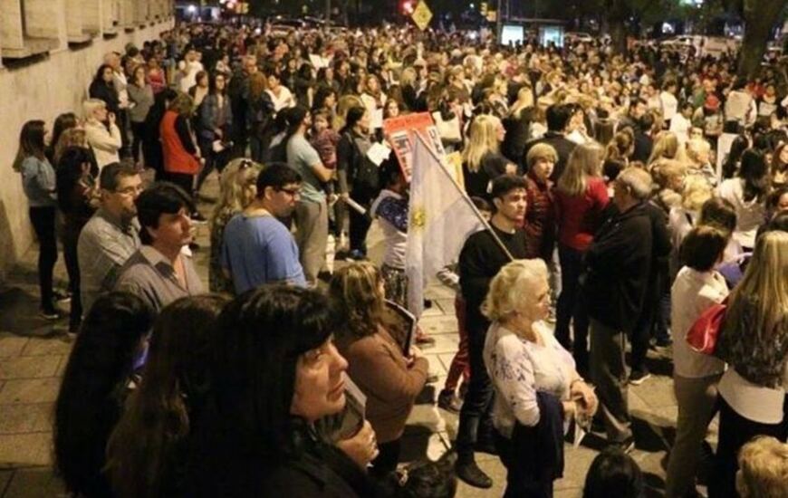 Una de las postales. El comienzo de la concentración, en Pellegrini y Balcarce. Foto: Rosario3.com