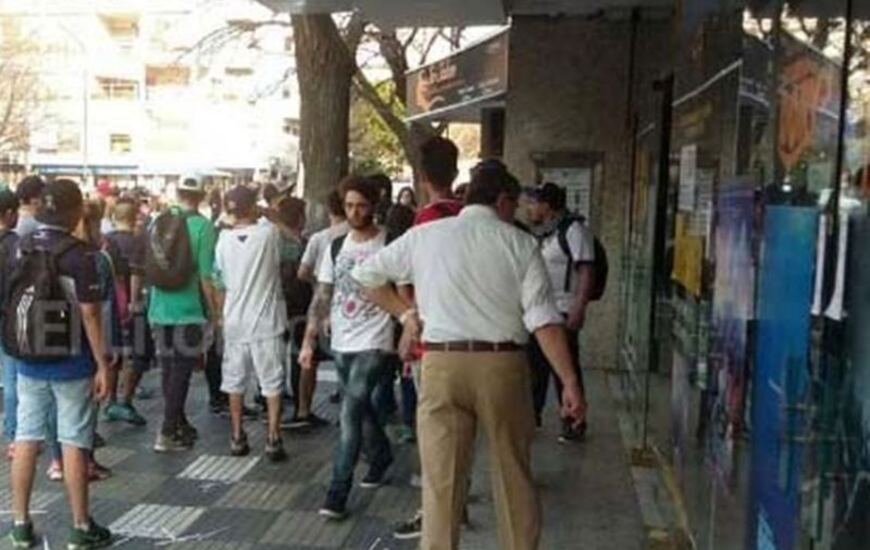 Imagen de En La Plata: destrozos, heridos y saqueos