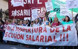 La marcha de los docentes a plaza San Martín fue muy numerosa la semana pasada. Foto: Alan Monzón/Rosario3.com