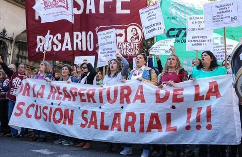 La marcha de los docentes a plaza San Martín fue muy numerosa la semana pasada. Foto: Alan Monzón/Rosario3.com