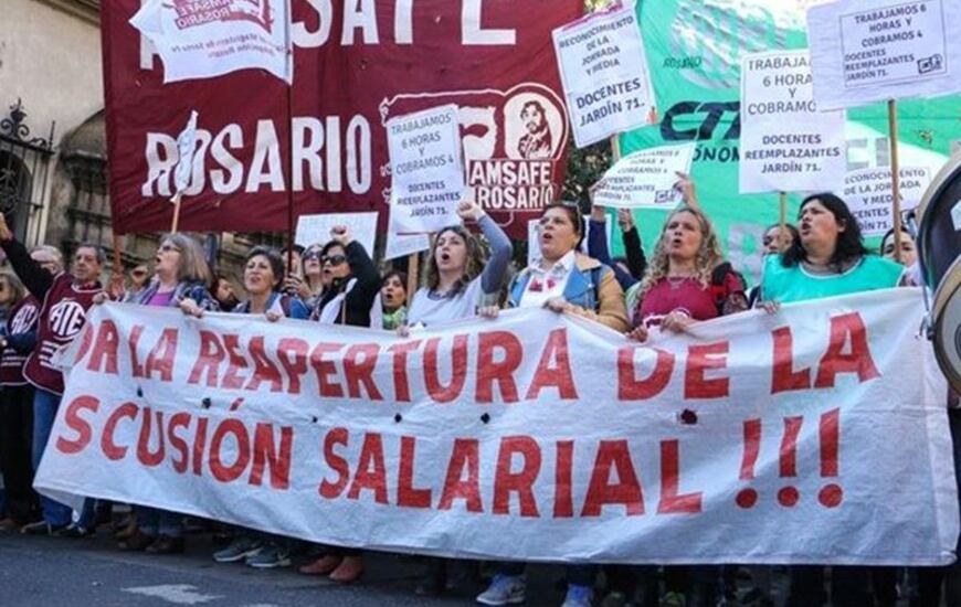 La marcha de los docentes a plaza San Mart&iacute;n fue muy numerosa la semana pasada. Foto: Alan Monz&oacute;n/Rosario3.com