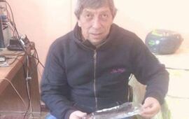 Imagen de Un concejal le regaló los zapatos a un joven que no tenía y se volvió descalzo a su casa