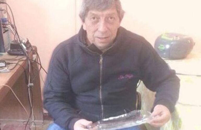 Imagen de Un concejal le regaló los zapatos a un joven que no tenía y se volvió descalzo a su casa