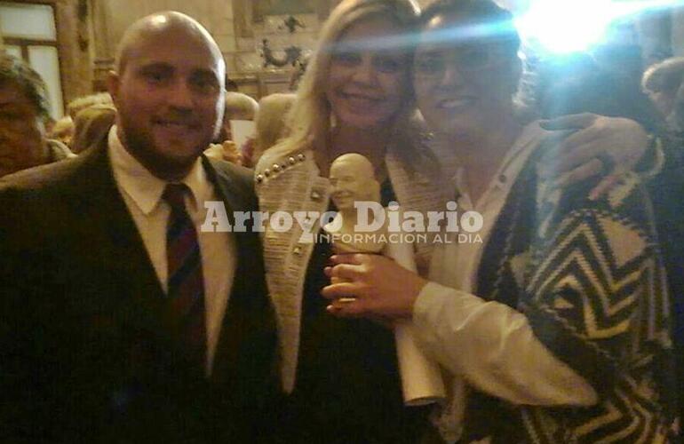 Presente. El Concejal Juli&aacute;n Polinesi acompa&ntilde;&oacute; a Celina Giacomino este martes junto a "Los Tiburones". Fotos: Gentileza Dami&aacute;n Salinas