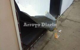Levantaron la chapa. Por este lugar ingresaron los ladrones esta madrugada.