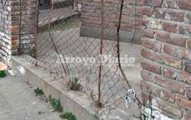 Cardozo y Rivadavia. Los ladrones ingresaron por este sector del predio.