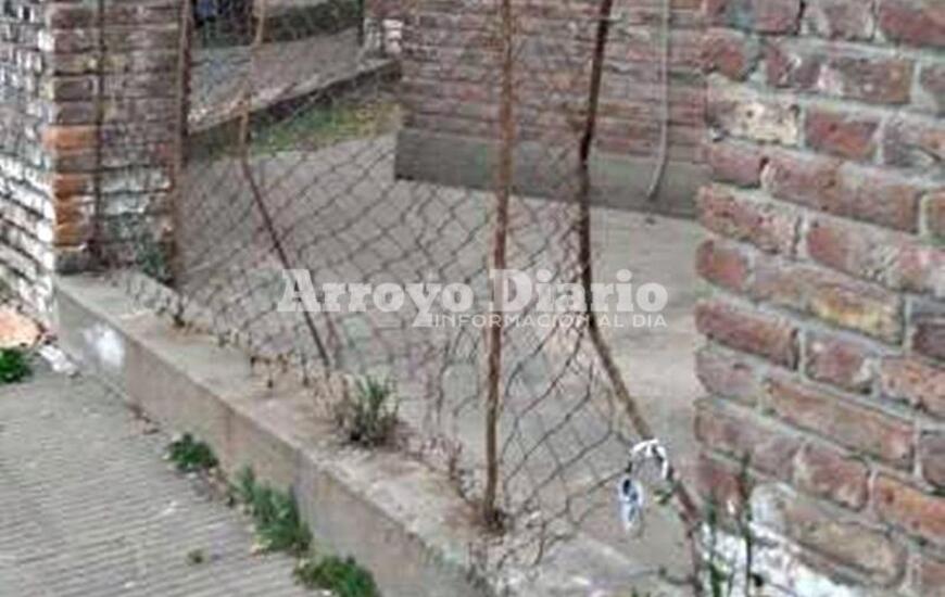 Cardozo y Rivadavia. Los ladrones ingresaron por este sector del predio.