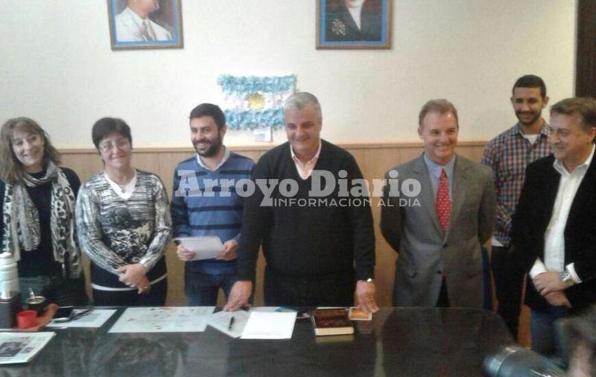 Junto a todo el equipo. Del acto participaron todos los funcionarios que forman parte del gabinete del Dr. Nizar Esper. Foto: Gentileza Nicol&aacute;s Trabaina