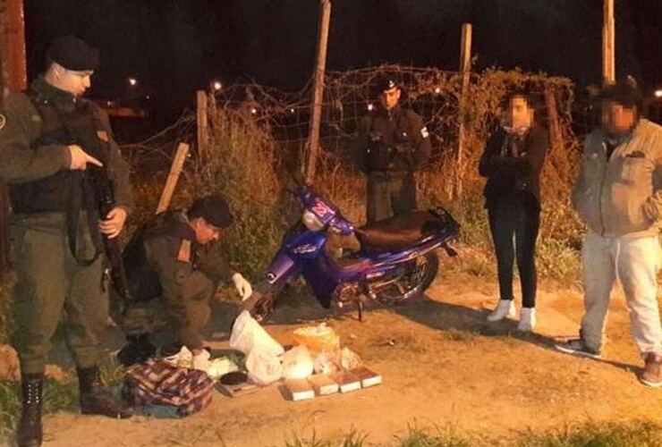 Los gendarmes requisaron la moto y la mochila. Foto: Prensa Gendarmería
