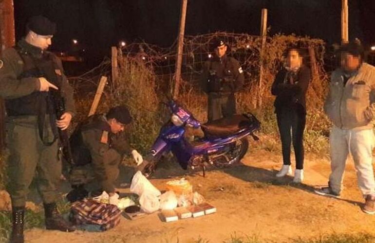 Los gendarmes requisaron la moto y la mochila. Foto: Prensa Gendarmería
