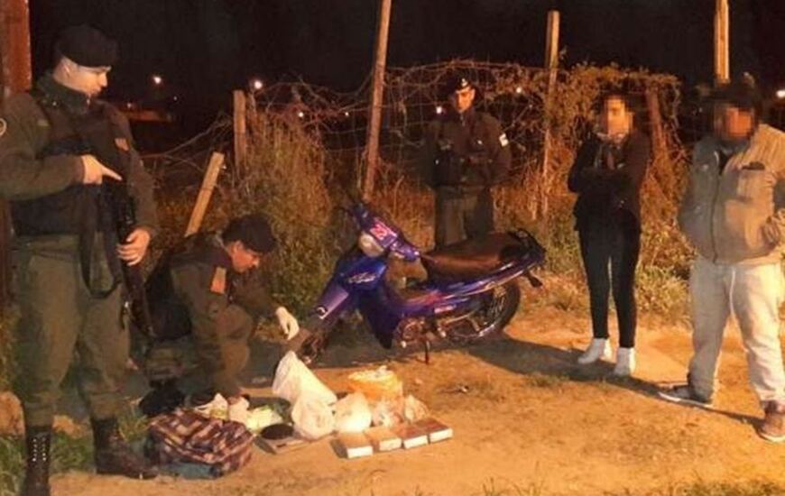 Los gendarmes requisaron la moto y la mochila. Foto: Prensa Gendarmer&iacute;a