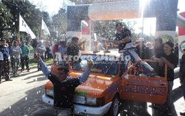 Descorcharon. Uno de los equipos ganadores que no dudó en descorchar el champagne y festejar con todo.