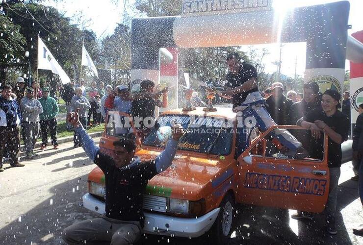 Descorcharon. Uno de los equipos ganadores que no dudó en descorchar el champagne y festejar con todo.