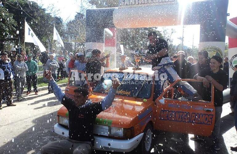 Descorcharon. Uno de los equipos ganadores que no dudó en descorchar el champagne y festejar con todo.