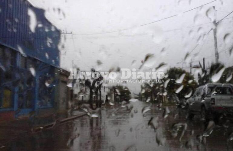 Imagen de Lluvia, frío y humedad; así comenzó el lunes