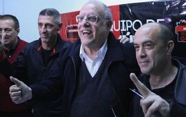 Tiki Martínez junto al resto de la dirigencia de Newell's. Foto: Archivo/Rosario3.com