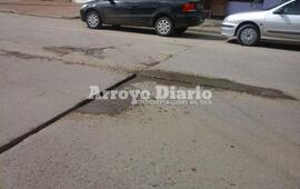 Juan B. Justo casi Ruta 21. Así está el pavimento y los vecinos tienen temor de que se deteriore de tal manera que pase como en San Nicolás y Rivadavia.