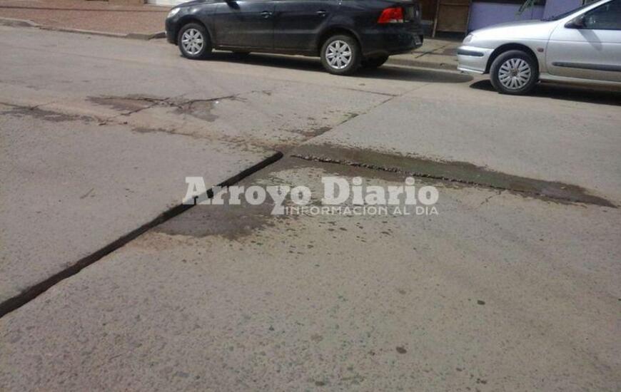 Juan B. Justo casi Ruta 21. Así está el pavimento y los vecinos tienen temor de que se deteriore de tal manera que pase como en San Nicolás y Rivadavia.