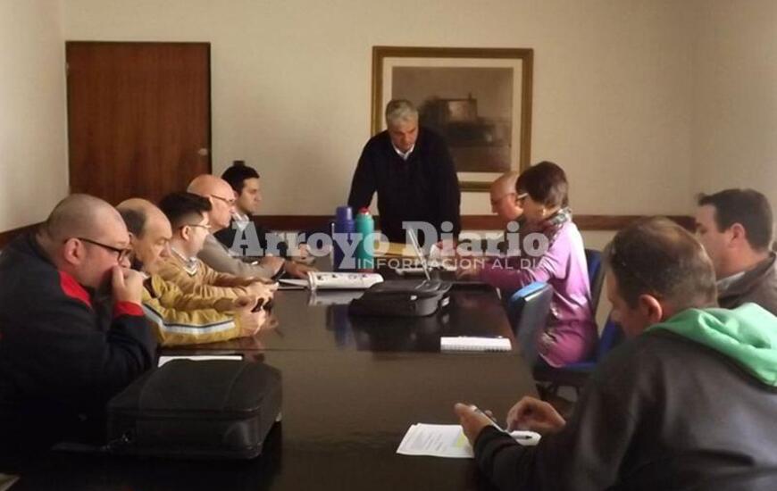 De cerca. El intendente Esper siguió muy de cerca todas las instancias del acto de este miércoles.