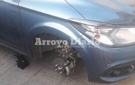 Sin dos ruedas. Los ladrones le sustrajeron dos de las ruedas de su Chevrolet Onix. Fotos: Gentileza Claudio Giancrisostemi.