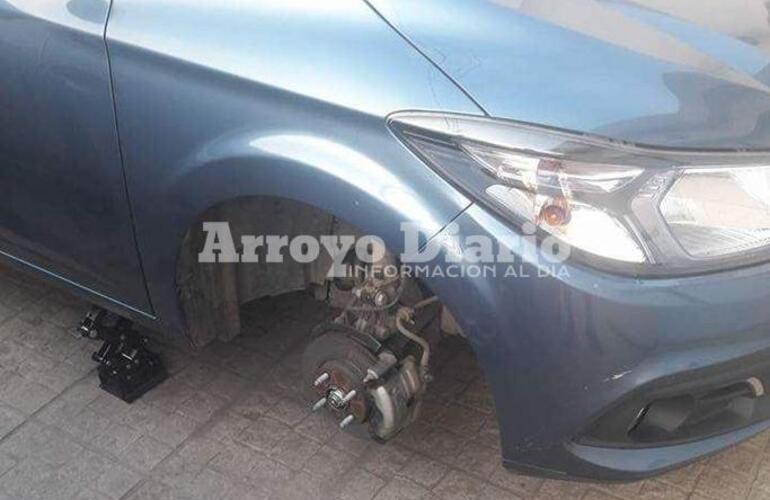 Sin dos ruedas. Los ladrones le sustrajeron dos de las ruedas de su Chevrolet Onix. Fotos: Gentileza Claudio Giancrisostemi. Sin dos ruedas. Los ladrones le sustrajeron dos de las ruedas de su Chevrolet Onix. Fotos: Gentileza Claudio Giancrisostemi.