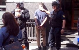 Imagen de La policía salvo a un ladrón de ser linchado por los vecinos que lo atraparon en pleno centro de Rosario