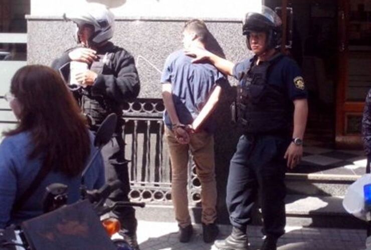 Imagen de La policía salvo a un ladrón de ser linchado por los vecinos que lo atraparon en pleno centro de Rosario