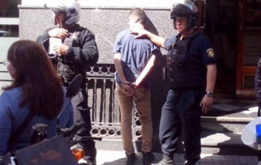 Imagen de La policía salvo a un ladrón de ser linchado por los vecinos que lo atraparon en pleno centro de Rosario