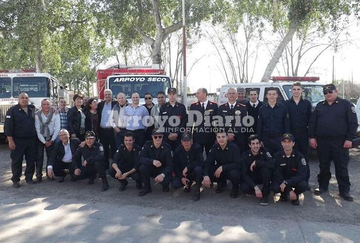 Juntos. En la foto parte del cuerpo activo y de la comisión directiva tras el acto que se realizó esta mañana.