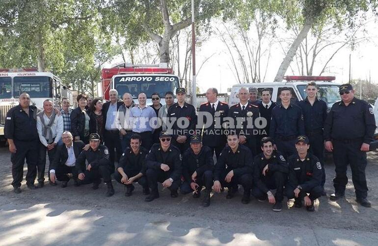 Juntos. En la foto parte del cuerpo activo y de la comisión directiva tras el acto que se realizó esta mañana.