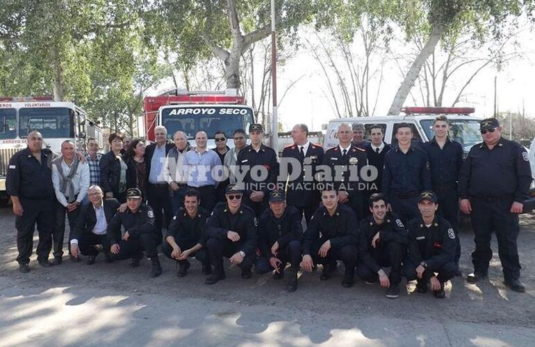 Juntos. En la foto parte del cuerpo activo y de la comisión directiva tras el acto que se realizó esta mañana.