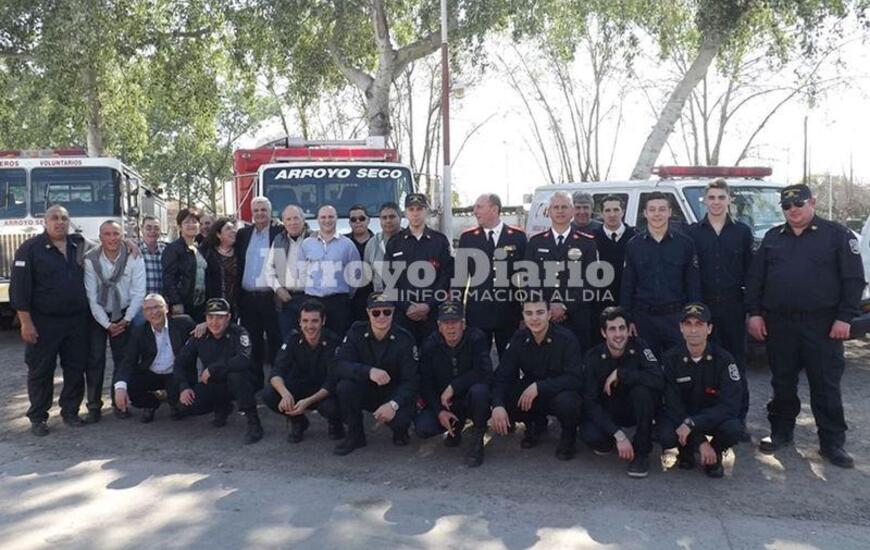 Juntos. En la foto parte del cuerpo activo y de la comisi&oacute;n directiva tras el acto que se realiz&oacute; esta ma&ntilde;ana.
