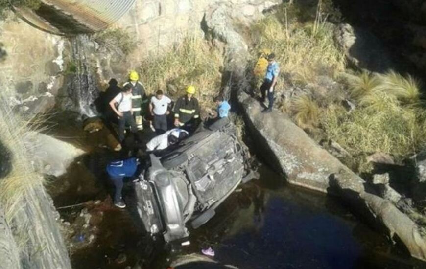 Tragedia. Cuatro personas murieron al desbarrancarse su auto en las Altas Cumbres