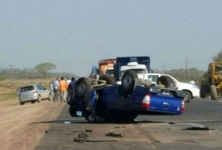 Siniestro. La Ford Ranger terminó dada vuelta sobre la ruta Foto: primerochaco.com