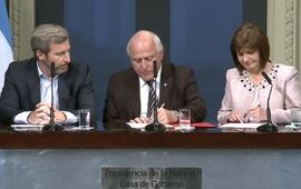 El momento. La conferencia conjunta se inici&oacute; con la firma del convenio.