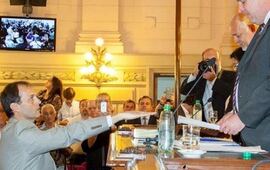 El senador al momento de asumir su cargo. Foto: https://etlnoticias.com/