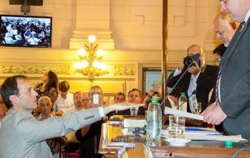 El senador al momento de asumir su cargo. Foto: https://etlnoticias.com/