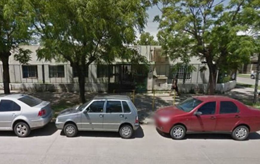 El artefacto explosivo fue encontrado en el patio de una casa ubicada frente a la Escuela Técnica N° 485 de VGG.