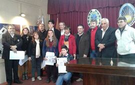 Felices. Los distinguidos posando para la foto en el HCM. Foto: Canal 2 Arroyo Seco