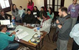 Con Olivé. Los vecinos junto al Dr. Gabriel Olivé esta mañana en la municipalidad.