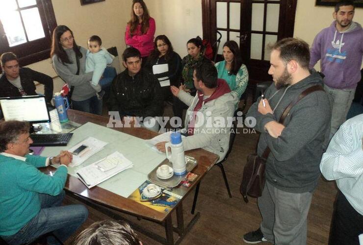 Con Olivé. Los vecinos junto al Dr. Gabriel Olivé esta mañana en la municipalidad.