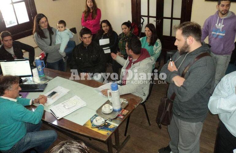 Con Olivé. Los vecinos junto al Dr. Gabriel Olivé esta mañana en la municipalidad.