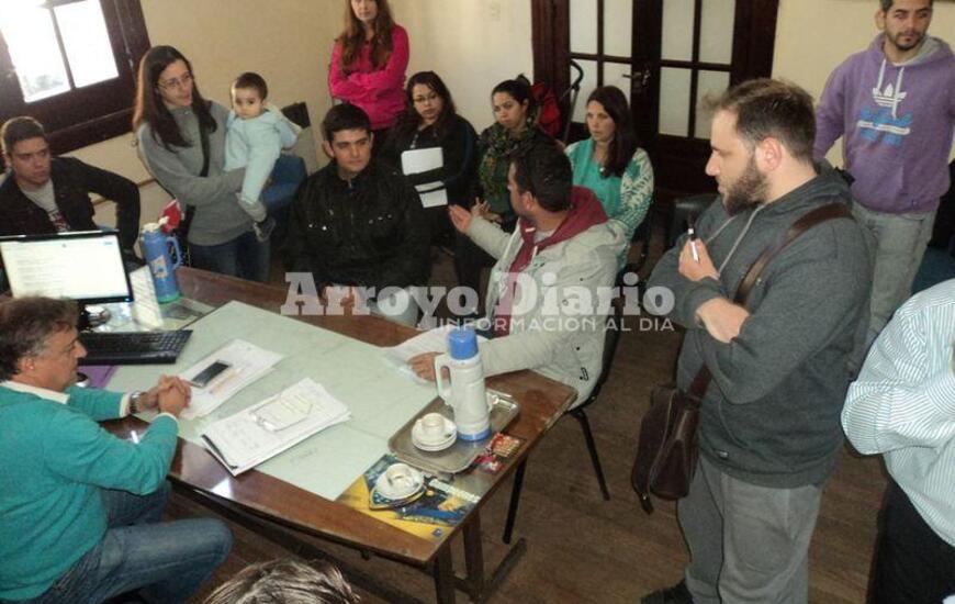 Con Oliv&eacute;. Los vecinos junto al Dr. Gabriel Oliv&eacute; esta ma&ntilde;ana en la municipalidad.