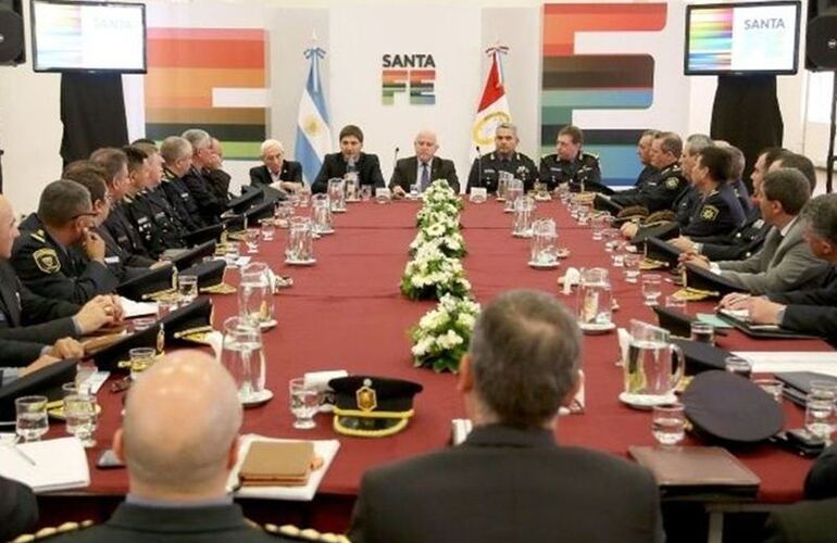 Durante el encuentro. El gobernador encabez&oacute; la reuni&oacute;n con polic&iacute;as. Foto: Gobernaci&oacute;n