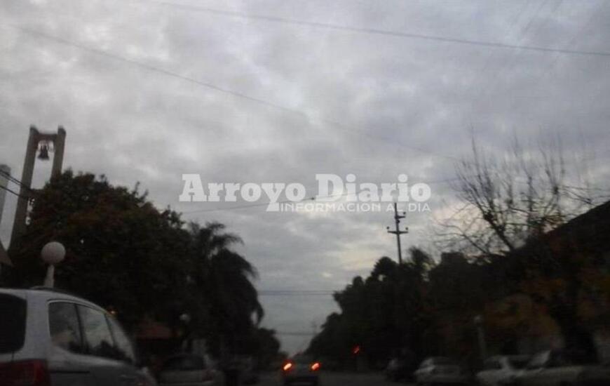 Nublado. Anuncian probabilidad de chaparrones hacia la noche.