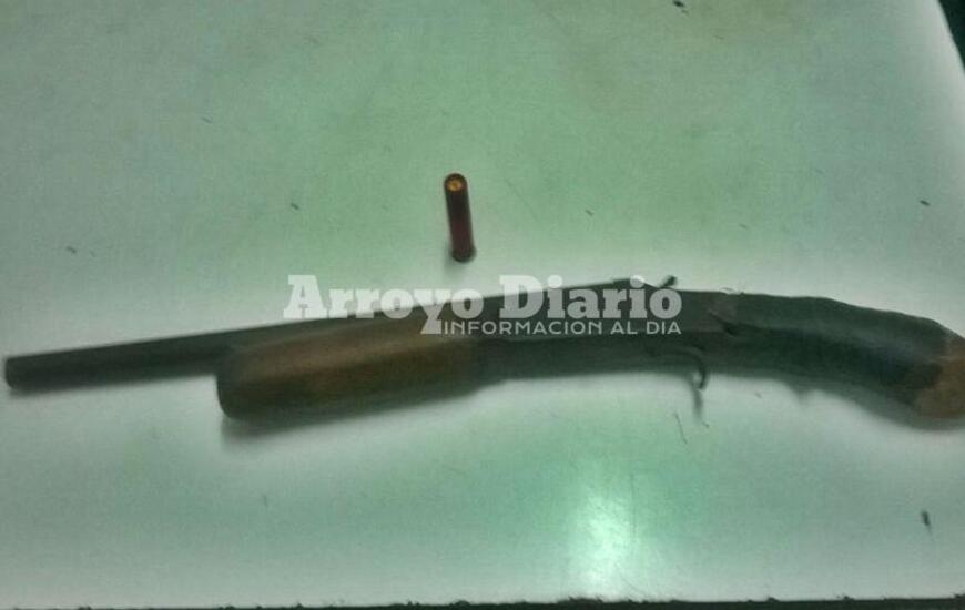 Sobre el secuestro. El arma y la moto fueron trasladadas, en primera instancia, a la comisaría local.