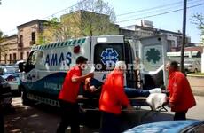 Tras el accidente. AMAS brindó las primeras atenciones a la mujer que luego fue trasladada a una clínica privada de la ciudad.