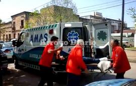 Tras el accidente. AMAS brindó las primeras atenciones a la mujer que luego fue trasladada a una clínica privada de la ciudad.