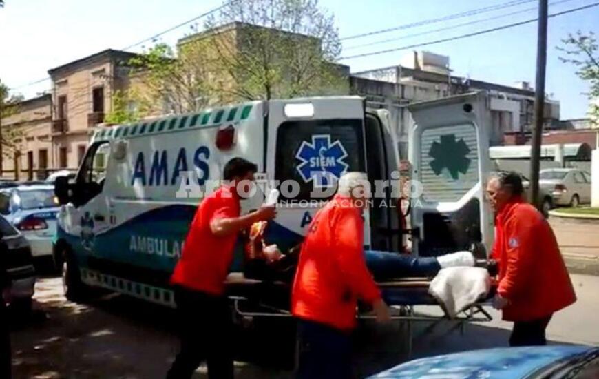 Tras el accidente. AMAS brindó las primeras atenciones a la mujer que luego fue trasladada a una clínica privada de la ciudad.