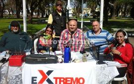 Al aire libre. La radio dejó los estudios de Libertad 143 para salir a exteriores.